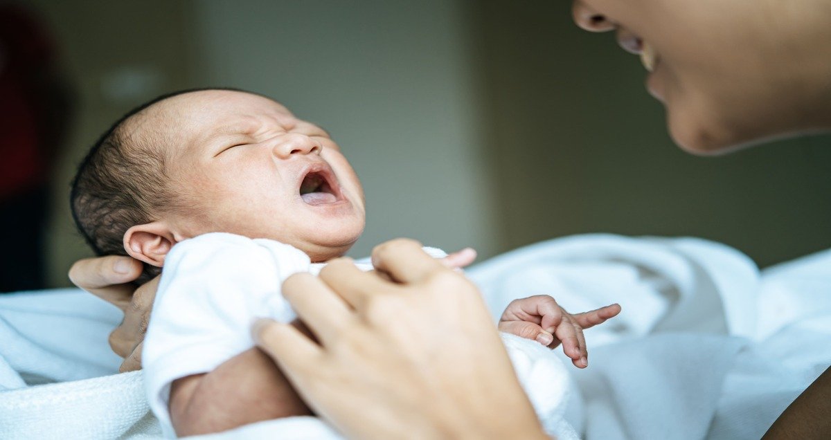 How to Clean the Tongue of NewBorn